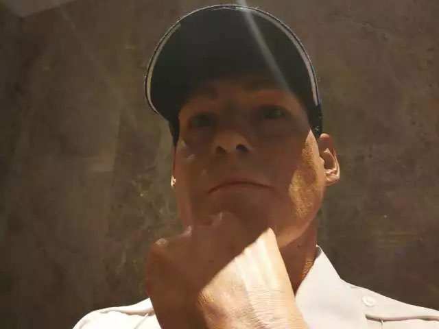 凌厲的眼神流轉，目光如炬，手掌的青筋清晰暴出，歲月的紋路無情橫亙&mdash;&mdash;樹脂雕塑《站崗》