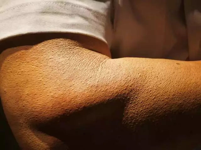 雞皮疙瘩、老年斑、皺紋、皮膚曬后顏色處理等等細節&mdash;&mdash;樹脂雕塑《站崗》