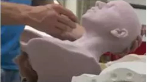 制作雕塑的過程開始于雕刻家用黏土、蠟或其他材料創造出原始模型