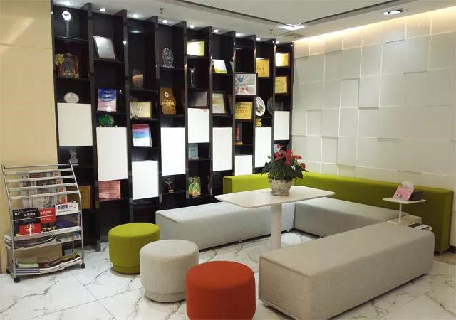 客戶(hù)不會(huì)因?yàn)槲覀兊漠a(chǎn)品感動(dòng)，客戶(hù)只會(huì)因?yàn)槲覀兊膯T工而感動(dòng)！