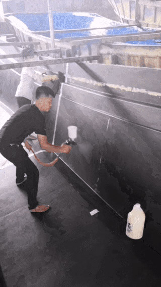 工人在FRP船模上噴涂蜜蠟HydroSpeed。它可以節省時間，勞動力和金錢！