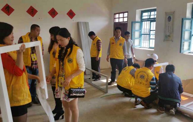 博皓董事長(zhǎng)賴(lài)厚平先生參加獅子會(huì)河源五所圖書(shū)室的安裝及捐贈(zèng)掛牌