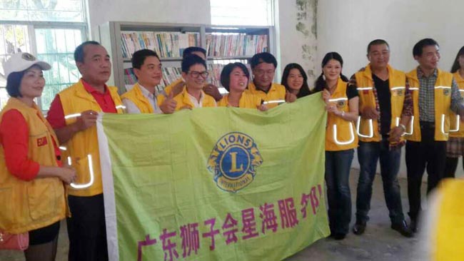 博皓董事長(zhǎng)賴(lài)厚平先生參加獅子會(huì)河源五所圖書(shū)室的安裝及捐贈(zèng)掛牌