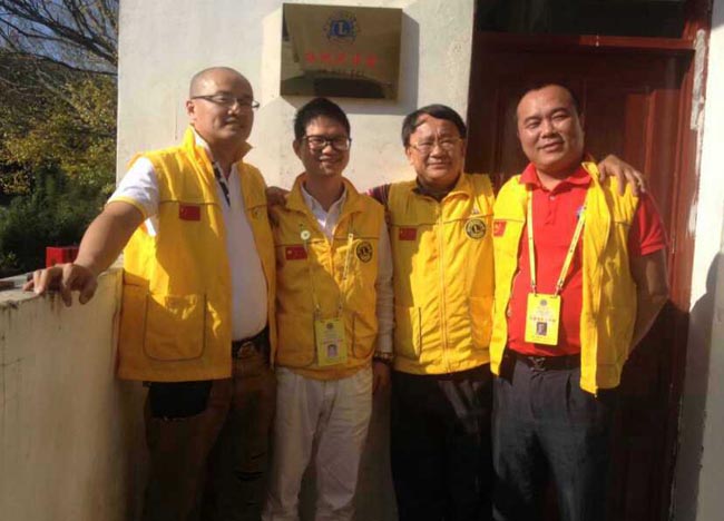 博皓董事長(zhǎng)賴(lài)厚平先生參加獅子會(huì)河源五所圖書(shū)室的安裝及捐贈(zèng)掛牌